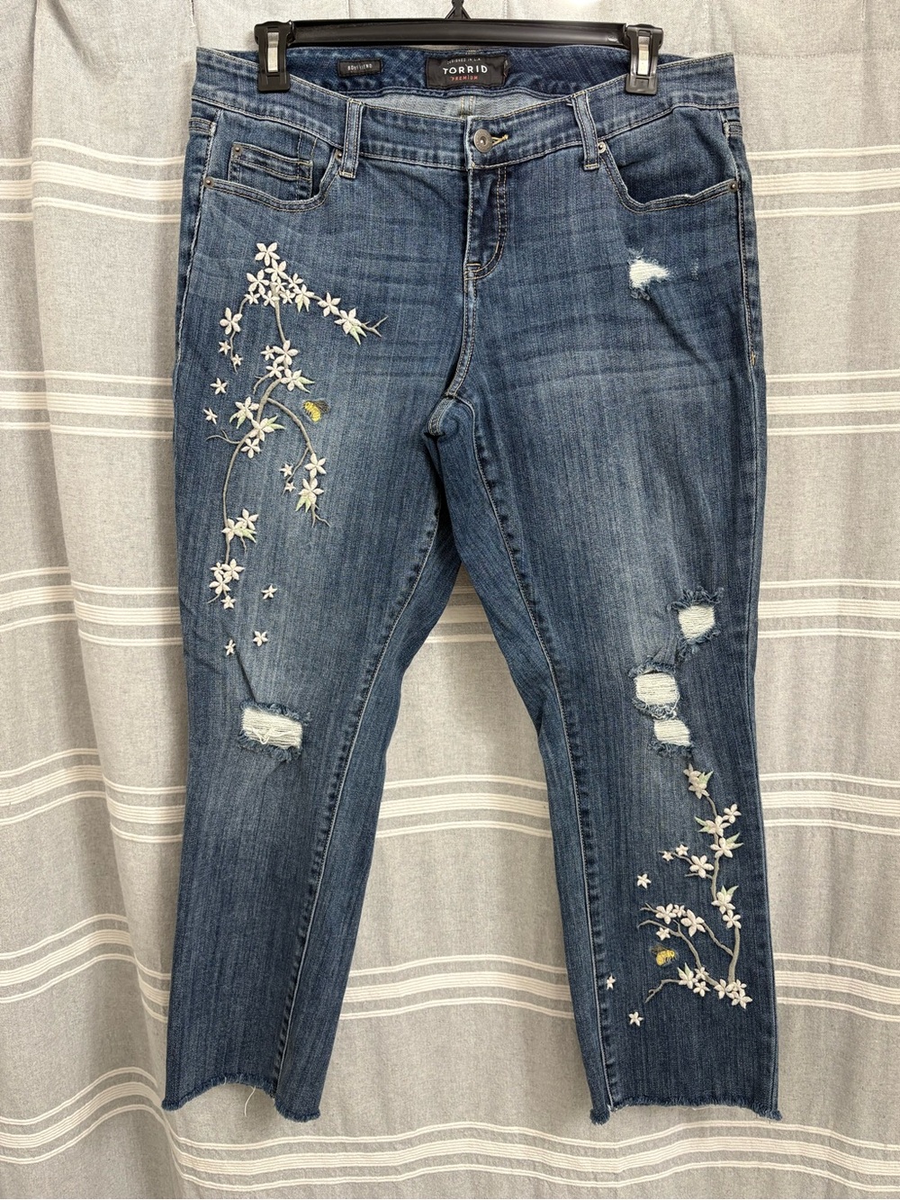 Torrid Premium Denim Boyfriend Floral / Bee Embroidered Ankle Jeans Size 14R